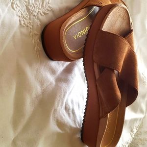 Vionic tan 8.5 slides sandals